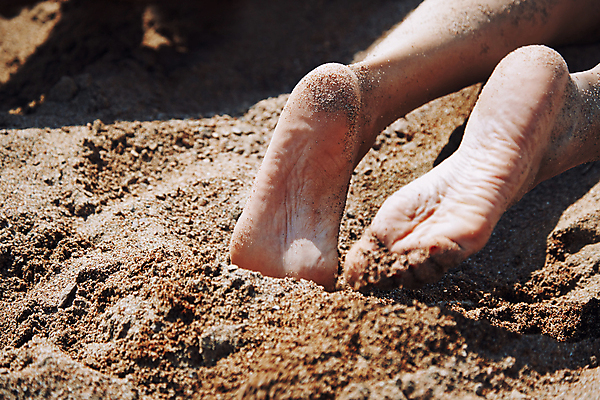 포토 JPG 해외이미지 주간 1 라이프스타일 계절 여자 모래 맨발 휴가 휴식 열대 한명 사람 취미 야외 신체부위 가로 햇빛 기쁨 젖음 싱글 휴양지 주말 양발 해외202004 해외포토 자연요소 감정 컨셉 발 생활 태양 장소 파일형식 이미지허브