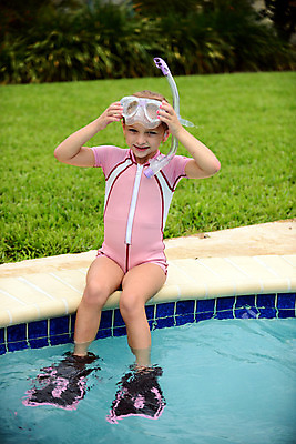 포토 JPG 해외이미지 행복 어린이 분홍색 놀이 고글 한명 물 운동 수영 떨어짐 지느러미 수영선수 잠수복 물갈퀴 해외202004 해외포토 자연요소 1 옷 감정 컬러 컨셉 운동선수 건강 사람 수상스포츠 파일형식 이미지허브