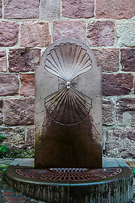 포토 JPG 해외이미지 모양 기독교 종교 벽 상징 조각 건축양식 조개 연체동물 석조 사람없음 물 마을 젖음 프랑스 마시기 껍질 바위 중세 역사 분수 가리비 사암 프랑스어 루트 순례 옛날 해외202004 해외포토 자연요소 문자 건축 유럽 모션 어패류 무척추동물 돌_바위 파일형식 이미지허브