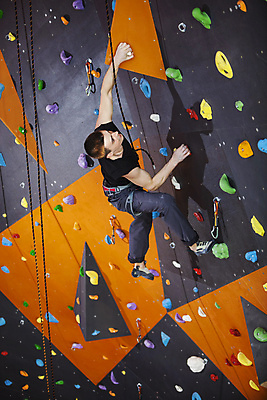 포토 JPG 해외이미지 전신 백인 남자 실내 매달리기 한명 성인 옆모습 잡기 인공암벽등반 클라이밍 성인남자한명만 해외202004 클라이밍선수 해외포토 서양인 1 뷰포인트 모션 운동선수 사람 내부 등반 암벽등반 남자한명만 성인남자만 파일형식 이미지허브