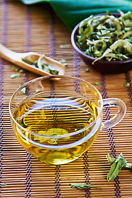 포토 JPG 해외이미지 음료 음식 잎 겨울 다이어트 재료 유리 따뜻함 건강 사람없음 목재 초록색 숟가락 가을 신선 액체 차 맛 약초 허브 향기 아로마 향 칼로리 내추럴 해외202004 해외포토 나무 식물 계절 컬러 컨셉 재질 수저 풀_식물 냄새 파일형식 이미지허브