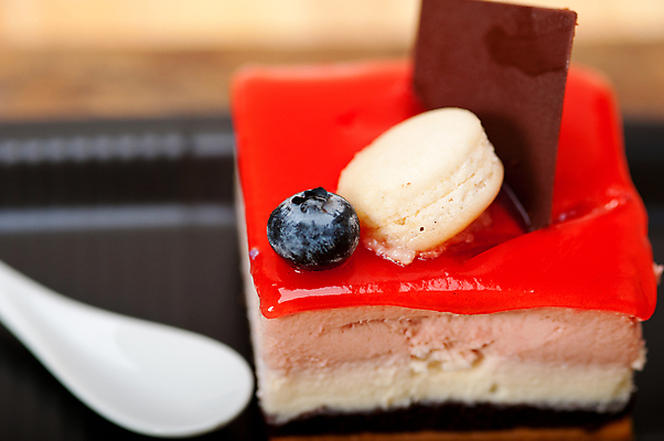 포토 JPG 해외이미지 디저트 실내 사람없음 아웃포커스 숟가락 블루베리 딸기맛 무스케이크 해외202004 해외포토 음식 과일 딸기 촬영기법 수저 내부 케이크 맛 파일형식 이미지허브