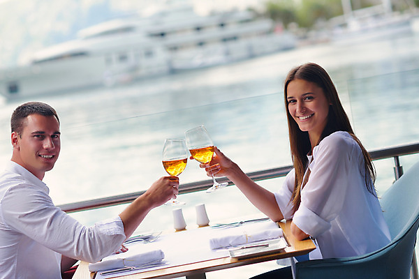 포토 JPG 해외이미지 커플 여자 남자 바다 데이트 휴식 사랑 들기 앉기 상반신 성인 야외 두명 옆모습 식당 와인 건배 연애 성인만 해외202004 해외포토 감정 뷰포인트 컨셉 관계 모션 주류 사람 상점 파일형식 이미지허브