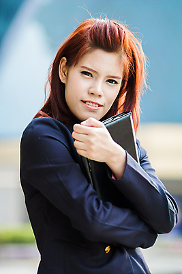 포토 JPG 해외이미지 백인 모델 직업 학생 라이프스타일 손 응시 여자 교육 행복 종이 얼굴 비즈니스 창문 성공 한명 사람 정장 성인 야외 건물 금발 사무실 유행 문 검은색 공책 재킷 흰색 잡기 업무 비즈니스우먼 경영자 대학교 폴더 경영 해외202004 해외포토 서양인 1 헤어스타일 건축물 시선 옷 감정 컬러 컨셉 학교 모션 문구용품 생활 신체부위 외투 작업 직장인 리더 파일 파일형식 이미지허브