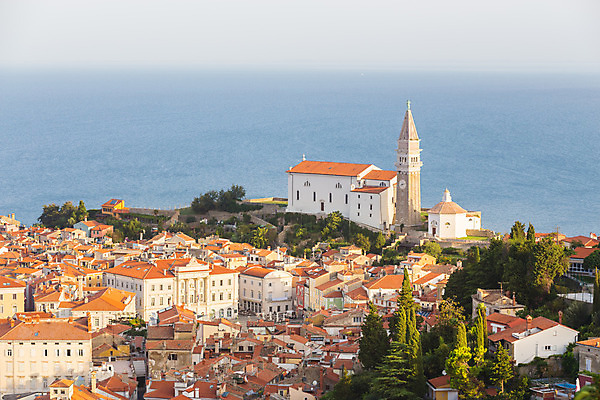 포토 JPG 해외이미지 나무 유럽 바다 여행 건축양식 지붕 주택 안테나 파노라마 풍경 사람없음 건물 성당 교회 여행객 마을 항구 도시 중세 역사 땅 지중해 정사각형 포트 타운 슬로베니아 옛날 해외202004 해외포토 도형 식물 건축물 건축 나라 통신 종교건축 교통시설 촬영기법 사람 파일형식 이미지허브