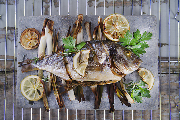 포토 JPG 해외이미지 실내 사람없음 그릴 도미 라임 파 도미구이 돌판 나무배경 해외202004 해외포토 백그라운드 채소 과일 주방용품 어류 내부 돌_바위 생선구이 파일형식 이미지허브