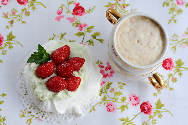 포토 JPG 해외이미지 커피 딸기 디저트 실내 사람없음 케이크 머랭 해외202004 파블로바 해외포토 음료 음식 과일 내부 파일형식 이미지허브