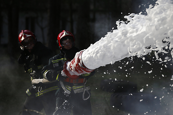 포토 JPG 해외이미지 직업 옷 남자 백그라운드 불 안전 사람 성인 두명 가로 물 노란색 힘 장비 에너지 코트 흰색 긴급 업무 뜨거움 자신감 보호 위험 무서움 소방관 분무기 호스 영웅 기어 보험 심각 해외202004 해외포토 자연요소 감정 컬러 컨셉 외투 작업 구조원 소방 파일형식 이미지허브