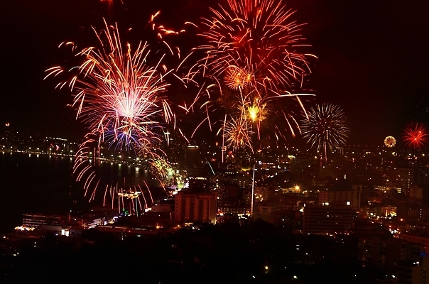 포토 JPG 해외이미지 계절 기념일 행복 백그라운드 크리스마스 태국 하늘 불 휴가 불꽃 새로움 기념 미술 이벤트 사람없음 빨간색 빛 컬러풀 파티 축제 어둠 희망 기쁨 로켓 축하 야간 저녁 폭발 연도 파열 빛망울 7월 광 독립 해외202004 해외포토 자연요소 감정 아시아 컬러 컨셉 문화예술 날짜 파일형식 이미지허브
