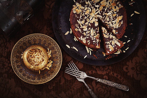 포토 JPG 해외이미지 식기 접시 열매 음식 조각 백그라운드 포크 과일 부분 디저트 기념 요리 사람없음 장식 갈색 케이크 식당 초콜릿 얼음 검은색 식사 어둠 카페 빵집 수확 시골 대접 신선 고명 생일 고급 달콤 맛 설탕 굽기 먹기 크림 아몬드 무스 브라우니 타르트 페스츄리 핸드메이드 프로스팅 해외202004 해외포토 자연요소 식물 기념일 빵 컬러 컨셉 농업 모션 상점 견과류 구이 파이_빵 제빵 파일형식 이미지허브