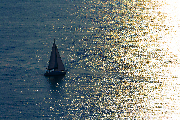 포토 JPG 해외이미지 실루엣 유럽 바다 요트 사람없음 야외 물 여름 파란색 빛 반짝임 햇빛 보트 황금 소프트포커스 지중해 함선 슬로베니아 해외202004 해외포토 자연요소 계절 나라 컬러 배_교통 모션 촬영기법 태양 파일형식 이미지허브