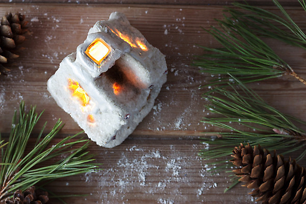 포토 JPG 해외이미지 모양 나무 응시 크리스마스 겨울 오렌지 탁자 휴가 주택 따뜻함 굴뚝 사람없음 목재 장식 초록색 빛 농가 갈색 노란색 마을 얼음 추위 흰색 나뭇가지 시골 소나무 야간 저녁 12월 시골집 전나무 원뿔 1월 그런지 깔대기 옛날 정물화 화상 해외202004 해외포토 자연요소 도형 식물 시선 계절 기념일 컬러 가구 과일 재료 건물 농장 날짜 상처 그림 파일형식 이미지허브