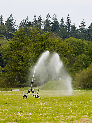 포토 JPG 해외이미지 나무 농업 자연 잔디 사람없음 야외 물 기계 장비 젖음 촉촉함 개울 숲 발사 오브젝트 물주기 스프레이 분무기 제트기 밭일 스프링쿨러 해외202004 해외포토 자연요소 식물 산업 모션 비행기 강 생태계 파일형식 이미지허브