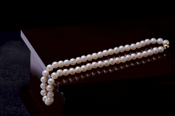 포토 JPG 해외이미지 백그라운드 목걸이 사람없음 장식 빛 상자 갈색 유행 검은색 장비 골동품 뚜껑 재산 황금 보석 구슬 보물 궤 옛날 해외202004 해외포토 컬러 장신구 금융 광석 파일형식 이미지허브