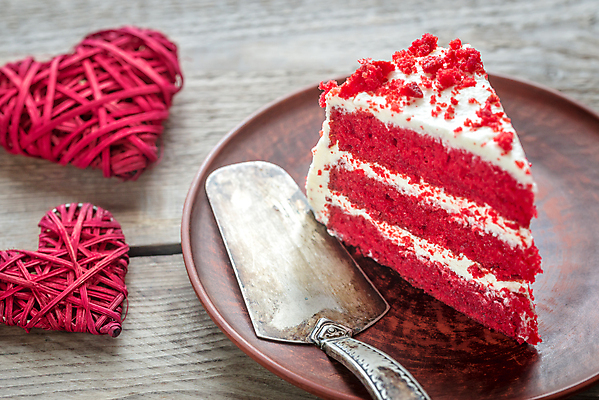 포토 JPG 해외이미지 실내 사람없음 하트 조각케이크 나무접시 나무배경 해외202004 레드벨벳 해외포토 모양 접시 백그라운드 디저트 내부 케이크 파일형식 이미지허브