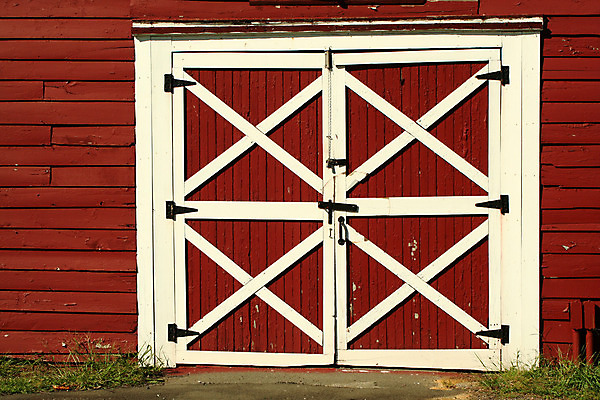 포토 JPG 해외이미지 동물 지붕 자물쇠 사람없음 건물 목재 빨간색 농장 문 흰색 오픈 잠금 외양간 해외202004 해외포토 나무 건축물 컬러 농업 재료 보안 파일형식 이미지허브