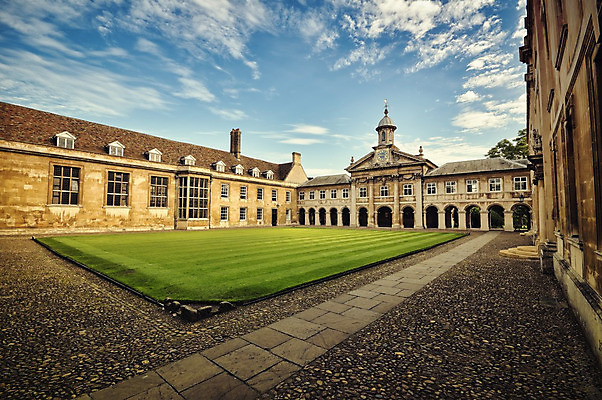 포토 JPG 해외이미지 시계 건축양식 창문 영국 잉글랜드 잔디 사람없음 야외 건물 가로 초록색 파란색 관광지 갈색 교회 역사 아치 대학교 사암 안뜰 해외202004 해외포토 식물 건축물 건축 유럽 컬러 여행 학교 종교건축 돌_바위 파일형식 이미지허브