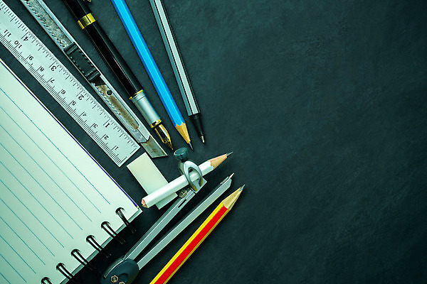 포토 JPG 해외이미지 디자인 교육 백그라운드 컨셉 장신구 건축양식 텍스트 학교 문구용품 자 사람없음 빨간색 파란색 스터디 세트 사무실 연필 펜 노란색 금속 검은색 공책 칠판 공백 장비 흰색 도구 기록 그리기 그룹 플랫 정상 나침반 스케치 지우개 머리위 위치 놋쇠 초보 커터 카피스페이스 해외202004 해외포토 건축 컬러 비즈니스 모션 재질 학용품 미술 학습 필기구 오브젝트 파일형식 이미지허브