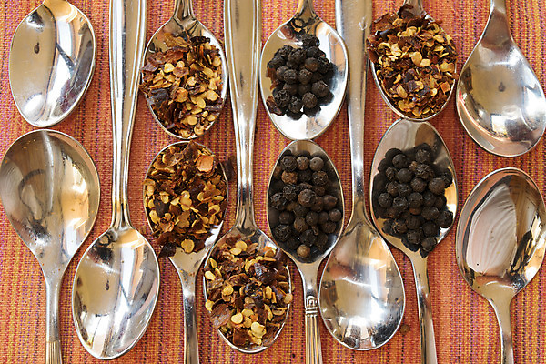 포토 JPG 해외이미지 음식 조각 백그라운드 고추 건조 요리 사람없음 목재 빨간색 식당 검은색 흰색 뜨거움 양념 맛 가루 향신료 매움 아로마 향 레시피 후추 찌그러짐 땅바닥 해외202004 해외포토 나무 컬러 컨셉 채소 재료 바닥 상점 향미료 파일형식 이미지허브