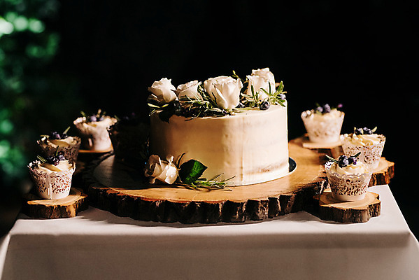 포토 JPG 해외이미지 손 커플 드레스 꽃 음식 분홍색 결혼 백그라운드 꽃무늬 탁자 결혼식 디저트 사랑 사람 이벤트 사람없음 장식 초록색 장미 파티 케이크 초콜릿 보라색 흰색 축하 고급 달콤 맛 크림 해외202004 해외포토 식물 옷 감정 컬러 가구 컨셉 무늬 관계 신체부위 파일형식 이미지허브