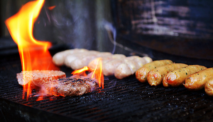 포토 JPG 해외이미지 음식 불 육류 요리 사람없음 야외 식사 햄버거 뜨거움 소시지 그릴 바비큐 굽기 해외202004 해외포토 자연요소 식재료 주방용품 패스트푸드 가공식품 구이 파일형식 이미지허브