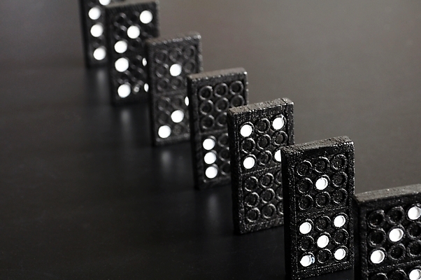 포토 JPG 해외이미지 서기 사람없음 검은색 일렬 도미노 해외202004 해외포토 컬러 모션 파일형식 이미지허브