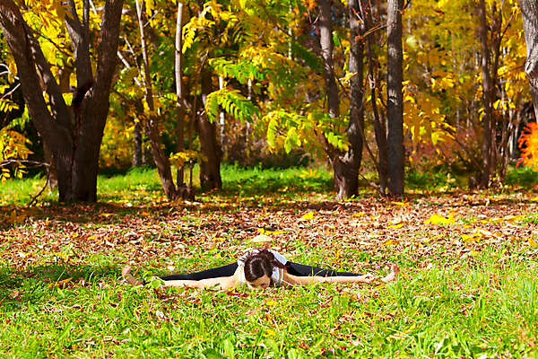 포토 JPG 해외이미지 나무 백인 라이프스타일 계절 공원 여자 행복 스포츠 포즈 잎 신체 요가 자연 건강 한명 사람 잔디 야외 운동 숫자 건강관리 정원 기차 가을 흰색 숲 유연 날씬함 체조 운동가 필라테스 해외202004 해외포토 서양인 식물 문자 1 웰빙 공공시설 감정 육상교통 컬러 대중교통 관리 생활 몸매 생태계 파일형식 이미지허브