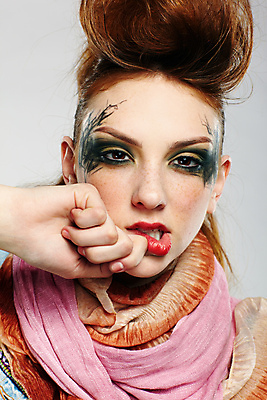 포토 JPG 해외이미지 백인 모델 라이프스타일 헤어스타일 손 여자 유럽 문화 얼굴 분홍색 한명 사람 빨간색 파란색 유행 목도리 재킷 회색 흰색 청바지 표현 도시 입 화려 이발 빨간머리 펑크 스타일 해외202004 해외포토 서양인 1 잡화 나라 컬러 컨셉 바지 생활 신체부위 외투 파일형식 이미지허브