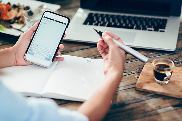 포토 JPG 해외이미지 손 아시아 종이 커피 음료 인터넷 탁자 아침 휴식 한명 야외 목재 책 컵 스마트폰 연필 펜 갈색 식당 숟가락 카페 머그컵 신선 시간 뜨거움 기자 아침식사 널 연결 작가 오브젝트 아로마 에스프레소 단절 무료 카페인 회계사 스타일 해외202004 해외포토 주간 나무 직업 1 식기 나라 컬러 가구 컨셉 재료 학용품 수저 사람 신체부위 핸드폰 스마트기기 필기구 상점 식사 파일형식 이미지허브