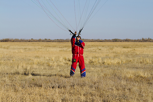 포토 JPG 해외이미지 주간 남자 하늘 한명 사람 성인 야외 비행 낙하산 패러글라이딩 글라이더 성인남자한명만 해외202004 해외포토 자연요소 1 스포츠 남자한명만 성인남자만 파일형식 이미지허브