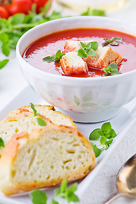 포토 JPG 해외이미지 접시 빵 토마토 채소 부분 마늘 요리 사람없음 목재 빨간색 초록색 컬러풀 노란색 검은색 식사 저녁식사 이탈리아 흰색 시골 신선 뜨거움 사발 닫기 맛 수프 지중해 허브 크림 심플 향 건강식 점심식사 모짜렐라치즈 오레가노 채식주의자 크루통 핸드메이드 비건 해외202004 해외포토 나무 식물 식기 유럽 음식 바다 컬러 컨셉 재료 모션 치즈 사기그릇 채식 파일형식 이미지허브