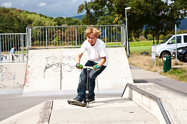 포토 JPG 해외이미지 공원 남자 행복 도로 어린이 스포츠 모션 청소년 하늘 거리 건강 한명 미소 안전 소년 야외 여름 파란색 청춘 금발 유행 점프 기쁨 스쿠터 흰색 표현 도시 바퀴 자신감 놀이터 승차 시원함 땀 면도기 스케이트장 셀프 요령 해외202004 해외포토 1 헤어스타일 계절 공공시설 감정 길 컬러 컨셉 스포츠시설 교통시설 놀이 표정 사람 위생용품 오토바이 파일형식 이미지허브