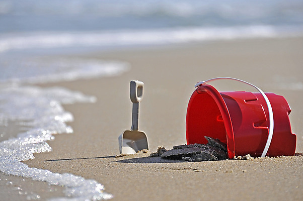 포토 JPG 해외이미지 모래 바다 여행 놀이 휴가 손잡이 사람없음 야외 빨간색 파란색 장난감 컨테이너 플라스틱 삽 양동이 국자 쉬는시간 땅바닥 땅파기 파라다이스 해외202004 해외포토 산업 컬러 재질 주방용품 휴식 바닥 파일형식 이미지허브