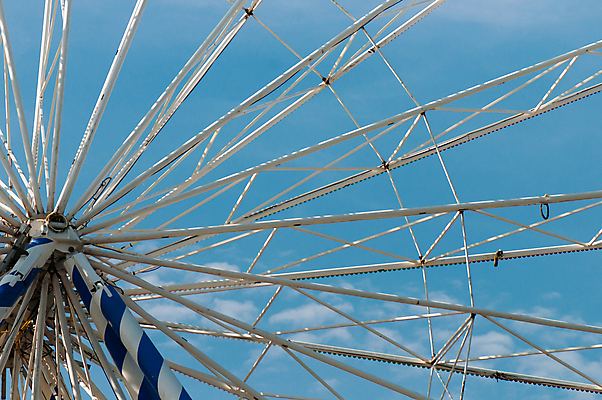 포토 JPG 해외이미지 유럽 포즈 하늘 휴가 안테나 사람없음 파란색 놀이공원 반지 승차 무서움 속도 흥분 런닝머신 천국 회전목마 거인 산악지대 철강 해외202004 해외포토 감정 나라 컬러 장신구 통신 모션 산 운동기구 테마파크 놀이기구 파일형식 이미지허브