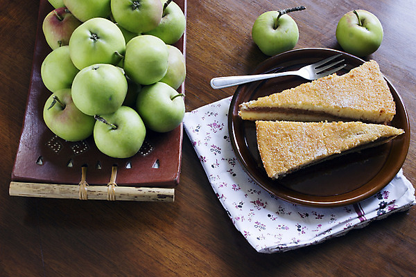 포토 JPG 해외이미지 전통 접시 계절 음식 조각 포크 과일 부분 디저트 요리 사람없음 초록색 케이크 주방 식사 빵집 시골 신선 칼 달콤 맛 아침식사 사과 가루 자르기 굽기 먹기 가득함 냅킨 아로마 서빙 스펀지 페스츄리 핸드메이드 해외202004 해외포토 식기 빵 컬러 컨셉 모션 상점 구이 파일형식 이미지허브