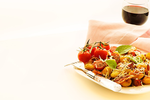 포토 JPG 해외이미지 전통 접시 음식 포크 잎 다이어트 토마토 채소 유리 치즈 감자 파스타 요리 사람없음 목재 빨간색 와인 식사 저녁식사 이탈리아 흰색 신선 맛 지중해 허브 국수 준비 냅킨 베이컨 바질 점심식사 숙성 오레가노 핸드메이드 해외202004 해외포토 나무 식물 식기 유럽 바다 컬러 컨셉 재료 재질 유제품 주류 서양음식 건강 돼지고기 면류 파일형식 이미지허브