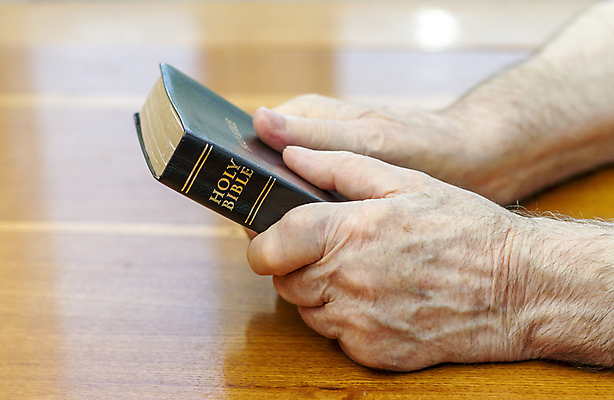 포토 JPG 해외이미지 손 남자 기독교 종교 가구 탁자 실내 관리 사람없음 목재 책 검은색 성경 기도 잡기 영혼 책상 복고 신성 신앙심 옛날 해외202004 해외포토 나무 컬러 생활용품 재료 종교용품 모션 사람 내부 신체부위 파일형식 이미지허브