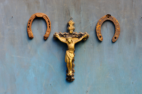 포토 JPG 해외이미지 기독교 종교 벽 백그라운드 컨셉 십자가 부활절 아이디어 사람없음 목재 파란색 조각상 교회 믿음 성경 희망 고통 천주교 수확 기도 죽음 예수 행운 심볼 부식 복고 열정 신성 신앙심 옛날 편자 해외202004 해외포토 나무 기념일 감정 컬러 농업 재료 종교용품 종교건축 건물 조형물 신_종교 말발굽 파일형식 이미지허브