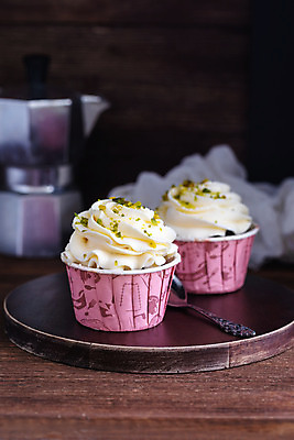 포토 JPG 해외이미지 아이콘 접시 음식 조각 불꽃 디저트 사람없음 빨간색 갈색 파티 케이크 초콜릿 얼음 빵집 흰색 축하 신선 생일 달콤 컵케이크 굽기 수집 크림 오브젝트 브런치 머핀 토핑 바닐라 반투명 숙성 페스츄리 피스타치오 해로움 핸드메이드 프로스팅 해외202004 해외포토 자연요소 식기 기념일 빵 컬러 컨셉 불 이벤트 상점 식사 견과류 맛 구이 제빵 파일형식 이미지허브