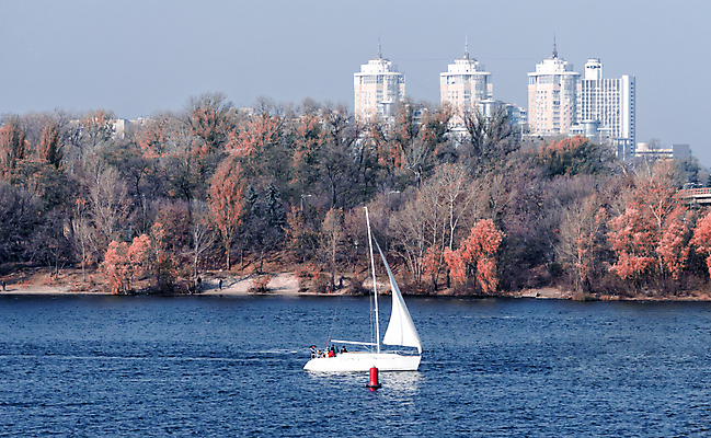 포토 JPG 해외이미지 나무 식물 호수 여행 요트 아침 주택 항해 사람 풍경 사람없음 건물 물 강 고층빌딩 수영 가을 흰색 도시 보트 승차 우크라이나 해외202004 해외포토 주간 자연요소 건축물 계절 유럽 컬러 배_교통 모션 빌딩 수상스포츠 파일형식 이미지허브