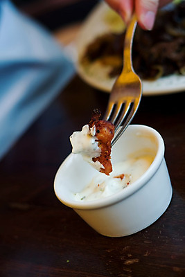 포토 JPG 해외이미지 음식 포크 서브 마늘 동양인 사람없음 숟가락 식사 저녁식사 치킨 흰색 사발 맛 그릴 먹기 크림 향신료 바질 마요네즈 점심식사 아랍어 해외202004 해외포토 식기 컬러 컨셉 채소 모션 주방용품 수저 인종 사기그릇 소스_음식 닭고기요리 향미료 파일형식 이미지허브