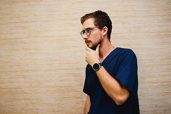 포토 JPG 해외이미지 스튜디오촬영 백인 직업 라이프스타일 응시 남자 행복 중년 유니폼 청진기 청소년 실내 병원 한명 서기 미소 사람 아웃포커스 약 건강관리 의사 잡기 실험복 작업 전문직 흰배경 돌봄 남자한명만 카피스페이스 해외202004 해외포토 서양인 1 시선 옷 감정 백그라운드 의학 의료기기 모션 촬영기법 표정 건강 관리 성인 내부 생활 공백 의료진 흰색 가운 남자만 파일형식 이미지허브