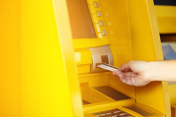 포토 JPG 해외이미지 손 산업 돈 비즈니스 열쇠 안전 사람없음 금융 경제 컴퓨터 숫자 노란색 달러 자료 기계 신용카드 암호 보호 입장 시작 보안 전자 방패 패드 ATM 계좌 인출 자동 키패드 해외202004 해외포토 문자 컬러 컨셉 신체부위 전자제품 재산 파일형식 이미지허브