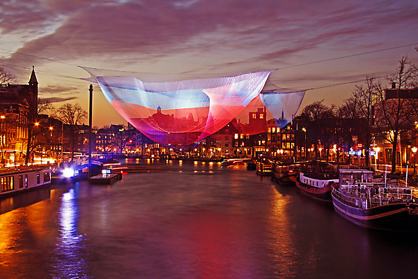 포토 JPG 해외이미지 건축양식 교통시설 전등 주택 사람없음 야외 물 강 일몰 새벽 도시 보트 야간 네덜란드 빛망울 암스테르담 해외202004 해외포토 자연요소 건축 유럽 교통 배_교통 조명 건물 빛 노을 시설 파일형식 이미지허브