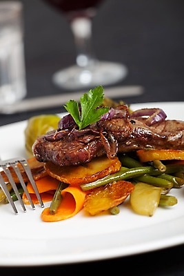 포토 JPG 해외이미지 접시 음료 음식 포크 채소 오렌지 양파 콩 파슬리 육류 스테이크 사람없음 빨간색 물 갈색 식당 와인 식사 당근 소고기 반지 그릴 굽기 먹기 전문 해외202004 해외포토 자연요소 식기 컬러 과일 식재료 장신구 모션 주방용품 곡류 뿌리채소 주류 서양음식 상점 구이 파일형식 이미지허브