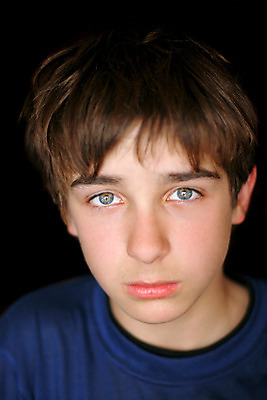 포토 JPG 해외이미지 응시 남자 얼굴 어린이 생각 한명 사람 앉기 소년 10대 갈색 머리 슬픔 흰색 집중 향수 고민 걱정 싱글 흥분 긴장 사춘기 우울감 트러블 혼란 해외202004 해외포토 1 시선 감정 컬러 컨셉 모션 청소년 신체부위 화장품 파일형식 이미지허브