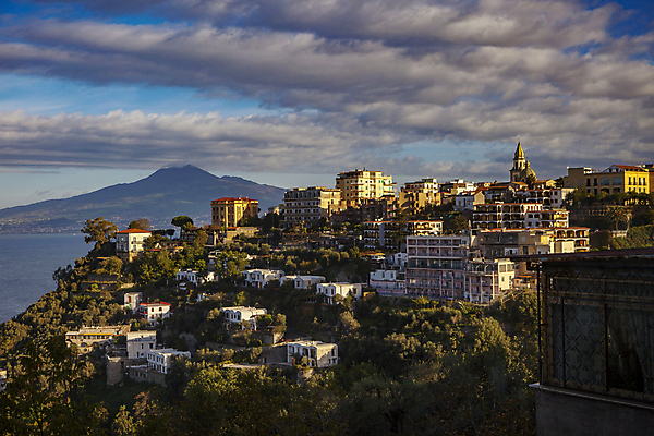 포토 JPG 해외이미지 구름 유럽 호텔 산 주택 풍경 사람없음 야외 이탈리아 땅 휴양지 화산 장면 타운 스타일 해외202004 해외포토 자연요소 나라 숙소 건물 장소 도시 파일형식 이미지허브
