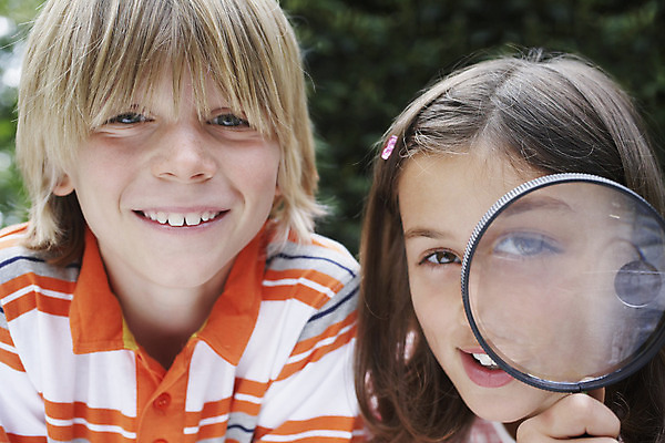 포토 JPG 해외이미지 백인 응시 어린이 돋보기 소년 취미 야외 두명 머리 관찰 잡기 어깨 호기심 런던 해외202004 해외포토 서양인 시선 남자 감정 컨셉 모션 영국 사람 신체부위 파일형식 이미지허브