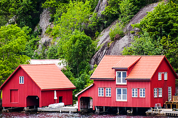 포토 JPG 해외이미지 나무 전통 산업 문화 바다 섬 여행 패턴 하늘 낚시 휴가 휴식 산 주택 노르웨이 풍경 사람없음 목재 가로 빨간색 물 여름 햇빛 반사 마을 항구 활발 만 오두막 시골집 스칸디나비아 옛날 해외202004 해외포토 자연요소 식물 계절 유럽 컬러 컨셉 무늬 재료 교통시설 레저 건물 태양 파일형식 이미지허브