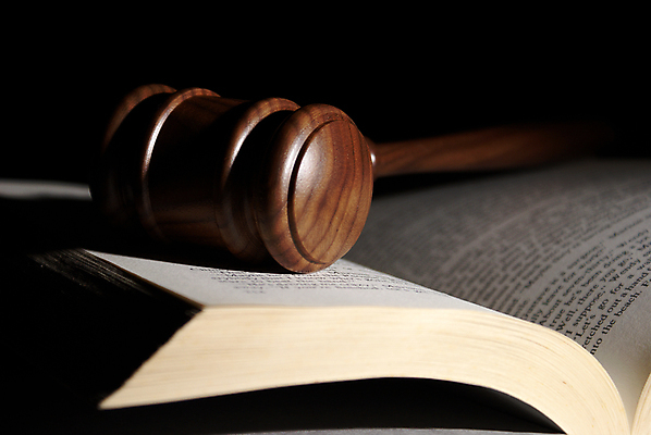 포토 JPG 해외이미지 검은배경 실내 근접촬영 사람없음 책 어둠 오브젝트 법 의사봉 법전 해외202004 해외포토 뷰포인트 백그라운드 내부 검은색 파일형식 이미지허브